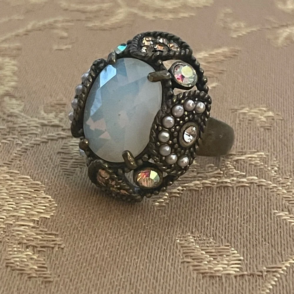 🌟SALE🌟Vintage Avon’s Mark Faux Opal Romantic Statement Ring! Size approx 7.5-8. - Picture 3 of 11
